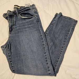 724 Levi's High Rise Straight size 31- Medium Wash